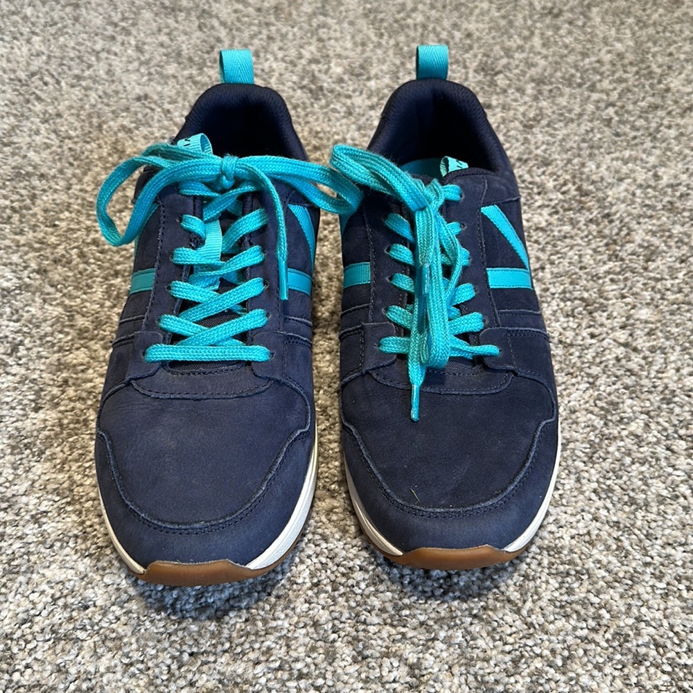 Vionic Sneakers - Picture 2 of 5